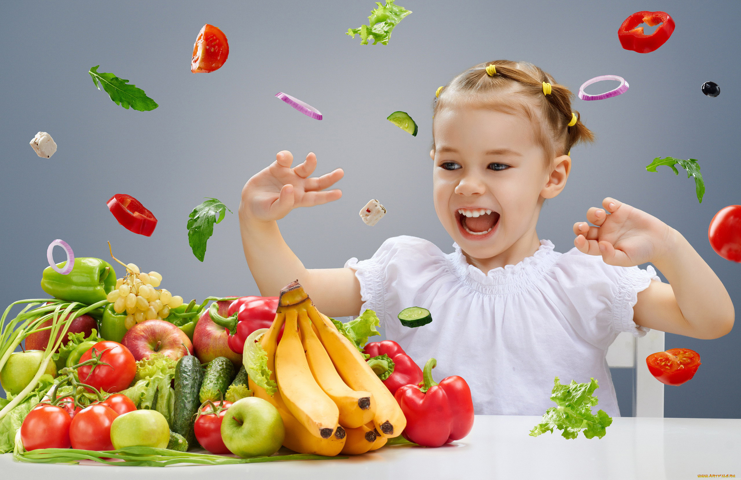 Кидать фрукты. Овощи и фрукты для детей. Вкусная и здоровая пища для детей. Здоровое питание Здоровые дети. Овощи и фрукты в питании детей.